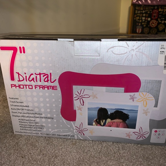 NEVER OPENED Digital Photo Frame - Picture 8 of 9